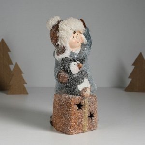 Фигурка светящаяся «Малыш в сером пальто, с пингвином на подарке», керамика, 12x6.5x20 см