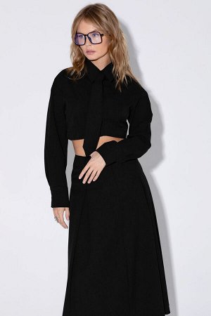 Костюм Костюм Pirs 5452 чёрный 
Состав: Вискоза-68%; ПЭ-30%; Эластан-2%;
Сезон: Осень-Зима
Рост: 164

Текстильный костюм-двойка из укороченной рубашки с галстуком и миди-юбки со складками.Детали: руб