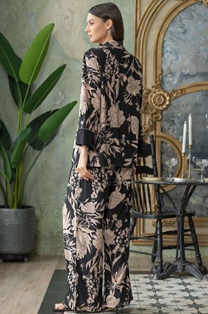 Rene 5116 Комплект Mia-Amore состоит из жакета с рукавом длиной 3/4 и широких брюк. Изделие выполнено из принтованной тканой вискозы с однотонной отделкой и контрастным кантом проходящим по границе дв