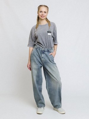 Джинсы Джинсы Baggy Fit свободного кроя со средней посадкой в специальной технике обработки для создания состаренного вида. Эффект потертости и естественных заломов. Пять карманов. Застежка на молнию 
