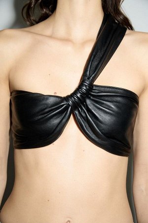 Топ Цвет как на первом фото АСИММЕТРИЧНЫЙ КОЖАНЫЙ УКОРОЧЕННЫЙ ТОП (ASYMMETRISCHES CROPPED-TOP AUS LEDER) Укороченный топ из 100% кожи. Асимметричный вырез горловины с ремешком крест-накрест. Вставка и