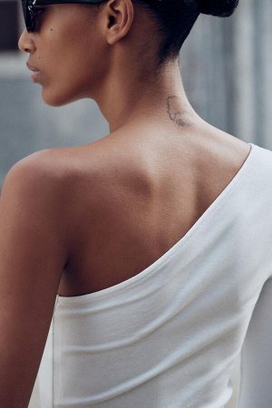 Топ Цвет как на первом фото АСИММЕТРИЧНОЕ БОДИ С ДЛИННЫМИ РУКАВАМИ (ASYMMETRISCHER BODY MIT LANGEN ?RMELN) Хлопковое боди с асимметричным вырезом. Длинные рукава и одно свободное плечо. Застежка на кн
