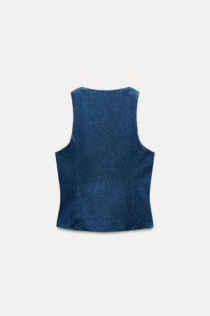 Топ Цвет как на первом фото ЖИЛЕТ Z1975 ДЖИНСОВАЯ С ПУГОВИЦЕЙ (WESTE Z1975 DENIM BEZOGENER KNOPF) Жилет с круглым вырезом и рукавами без рукавов. Спереди потайные карманы на окантовке. Застежка сперед