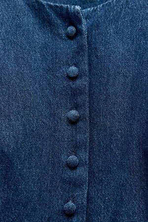 Топ Цвет как на первом фото ЖИЛЕТ Z1975 ДЖИНСОВАЯ С ПУГОВИЦЕЙ (WESTE Z1975 DENIM BEZOGENER KNOPF) Жилет с круглым вырезом и рукавами без рукавов. Спереди потайные карманы на окантовке. Застежка сперед