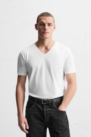 Футбока ЦВЕТ как на первом фото Футболка с V-образным вырезом (T-SHIRT MIT V-AUSSCHNITT) Футболка облегающего кроя из эластичного хлопка. V-образный вырез и короткие рукава. СОСТАВ МАТЕРИАЛА, ИНСТРУКЦ