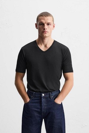 Футбока ЦВЕТ как на первом фото Футболка с V-образным вырезом (T-SHIRT MIT V-AUSSCHNITT) Футболка облегающего кроя из эластичного хлопка. V-образный вырез и короткие рукава. СОСТАВ МАТЕРИАЛА, ИНСТРУКЦ