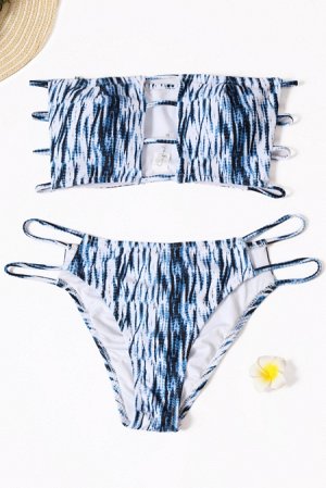 Белый купальник бикини с размытым синим узором и декоративными полосками