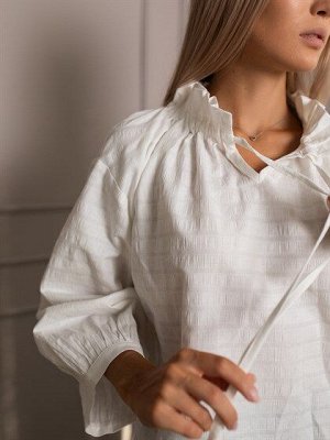 Блузка Лён 50%, хлопок 50%
Женская блуза с розами из натурального льна и хлопка с завязками. Великолепная блуза прямого кроя с длинными пышными рукавами, линия плеча спущена, она отлично будет сочетат