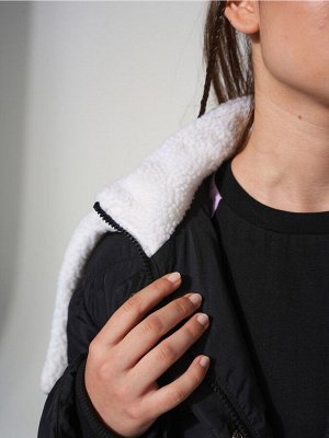 Куртка Цвет: черный
Вид застежки: Молния
Длина рукава: Длинные
Материал подкладки: 100% полиэстер 270T таффета
Покрой: Прямой
Сезон: зима
Состав: 100% полиэстер
Утеплитель: Полочка, спинка и рукава- и