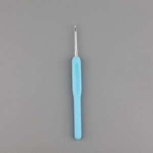 Крючок для вязания, с пластиковой ручкой, d = 2,5 мм, 14 см, цвет голубой