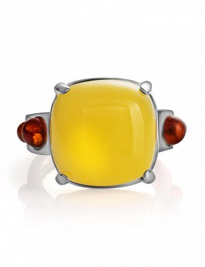 Стильное кольцо с натуральным цельным янтарем медового цвета «Троя»