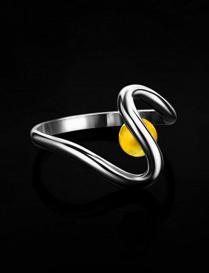 Изящное серебряное кольцо с янтарём медового цвета «Лея»
