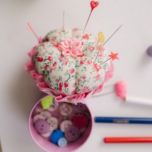 Игольница со шкатулкой для хранения мелочей, 8 x 7,8 x 7,8 см, цвет розовый