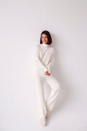 Костюм вязаный в тёплом белом