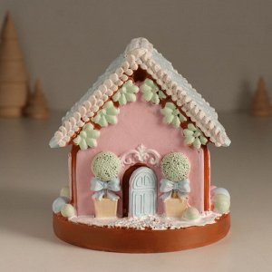Фигурка светящаяся «Пряничный домик с зеленью», зефирный, 12.5x12.5x12.5 см