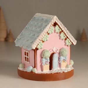 Фигурка светящаяся «Пряничный домик с зеленью», зефирный, 12.5x12.5x12.5 см