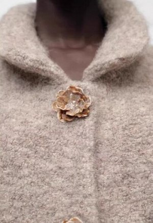 КАРДИГАН ИЗ ИСКУССТВЕННОГО МЕХА С ПУГОВИЦАМИ В ВИДЕ ЦВЕТОВ арт. 9598175, серо-беж