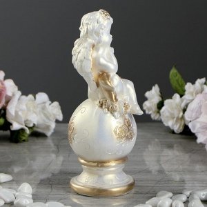 Статуэтка "Ангел на шаре девочка", цвет перламуровый, с золотистым декором, 17 см