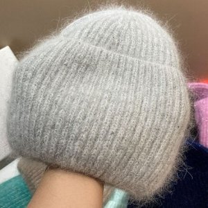 Вязаная шапка с высоким подворотом с блестками с добавлением кроличьей шерсти , белая