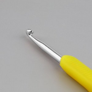 Крючок для вязания, двусторонний, с силиконовой ручкой, d=5/7 мм, 13.5 см, жёлтый