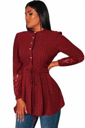 Красная блуза с баской, кружевом на рукавах и плиссировкой на груди