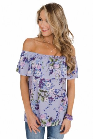 Сиреневая блуза с цветочным узором и оборкой-кармен