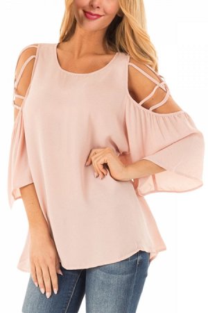 Розовая блуза с имитацией шнуровки в вырезах на плечах и рукавами-воланами