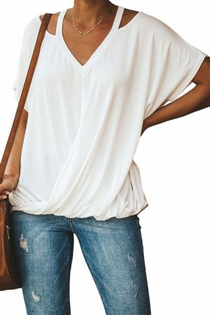 Белая свободная блуза с вырезами на плечах и сборкой снизу