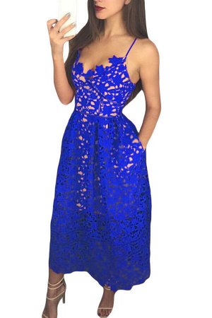 Ярко-синее платье-сарафан из прозрачного кружева с коротким телесным футляром