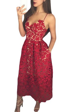 Бордовое платье-сарафан из прозрачного кружева с коротким телесным футляром