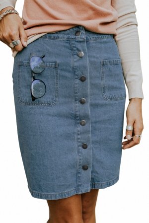 Голубая джинсовая юбка на пуговицах и с двумя накладными карманами спереди