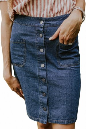 Синяя джинсовая юбка на пуговицах и с двумя накладными карманами спереди