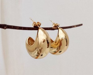 Серьги Вставка: Без вставок
Материал изделия: ювелирный сплав
Размер: 2.5 см

Красивые серьги из специального гипоаллергенного ювелирного сплава, который покрыт золотом или устойчивым родиевым покры