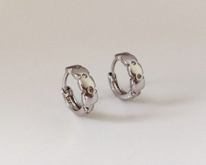 Серьги Вставка: Цирконы
Материал изделия: ювелирный сплав
Размер: 1.2 см
Вид(модель) сережек: Кольца

Красивые серьги с благородными цирконами изготовлены из специального гипоаллергенного ювелирного