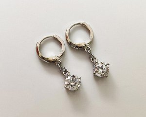 Серьги Вставка: Цирконы
Материал изделия: ювелирный сплав
Размер: 2.5 см
Вид(модель) сережек: Кольца

Красивые серьги с благородными цирконами изготовлены из специального гипоаллергенного ювелирного