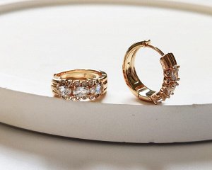 Серьги Вставка: Цирконы
Материал изделия: ювелирный сплав
Размер: 2.7 см
Вид(модель) сережек: Кольца

Красивые серьги с благородными цирконами изготовлены из специального гипоаллергенного ювелирного