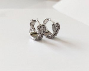 Серьги Вставка: Цирконы
Материал изделия: ювелирный сплав
Размер: 1.5 см
Вид(модель) сережек: Кольца

Красивые серьги с благородными цирконами изготовлены из специального гипоаллергенного ювелирного