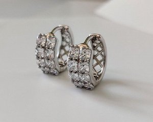 Серьги Вставка: Цирконы
Материал изделия: ювелирный сплав
Размер: 1.5 см
Вид(модель) сережек: Кольца

Красивые серьги с благородными цирконами изготовлены из специального гипоаллергенного ювелирного