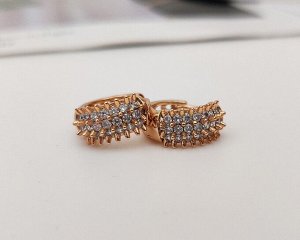 Серьги Вставка: Цирконы
Материал изделия: ювелирный сплав
Размер: 1.5 см
Вид(модель) сережек: Кольца

Красивые серьги с благородными цирконами изготовлены из специального гипоаллергенного ювелирного