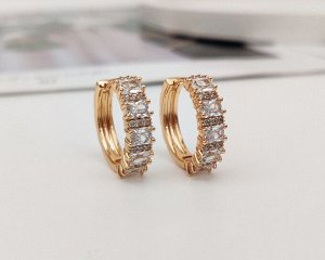 Серьги Вставка: Цирконы
Материал изделия: ювелирный сплав
Размер: 1.8 см
Вид(модель) сережек: Кольца

Красивые серьги с благородными цирконами изготовлены из специального гипоаллергенного ювелирного