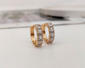 Серьги Вставка: Цирконы
Материал изделия: ювелирный сплав
Размер: 1.8 см
Вид(модель) сережек: Кольца

Красивые серьги с благородными цирконами изготовлены из специального гипоаллергенного ювелирного