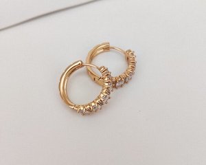 Серьги Вставка: Цирконы
Материал изделия: ювелирный сплав
Размер: 1.8 см
Вид(модель) сережек: Кольца

Красивые серьги с благородными цирконами изготовлены из специального гипоаллергенного ювелирного