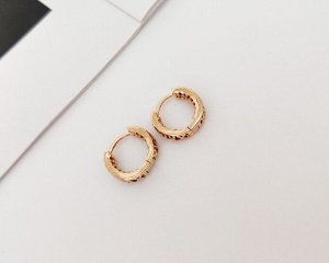 Серьги Вставка: Цирконы
Материал изделия: ювелирный сплав
Размер: 1 см
Вид(модель) сережек: Кольца

Красивые серьги с благородными цирконами изготовлены из специального гипоаллергенного ювелирного с