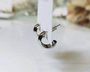 Серьги Вставка: Без вставок
Материал изделия: ювелирный сплав
Размер: 1.2 см

Красивые серьги из специального гипоаллергенного ювелирного сплава, который покрыт золотом или устойчивым родиевым покры