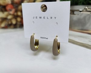 Серьги Вставка: Эмаль
Материал изделия: ювелирный сплав
Размер: 2.5 см

Красивые серьги из специального гипоаллергенного ювелирного сплава, который покрыт золотом или устойчивым родиевым покрытием, 