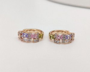 Серьги Вставка: Цирконы
Материал изделия: ювелирный сплав
Размер: 1.7 см
Вид(модель) сережек: Кольца

Красивые серьги с благородными цирконами изготовлены из специального гипоаллергенного ювелирного
