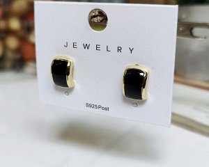 Серьги Вставка: Эмаль
Материал изделия: ювелирный сплав
Размер: 1.3 см

Красивые серьги из специального гипоаллергенного ювелирного сплава, который покрыт золотом или устойчивым родиевым покрытием, 