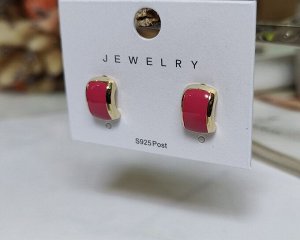 Серьги Вставка: Эмаль
Материал изделия: ювелирный сплав
Размер: 1.3 см

Красивые серьги из специального гипоаллергенного ювелирного сплава, который покрыт золотом или устойчивым родиевым покрытием, 