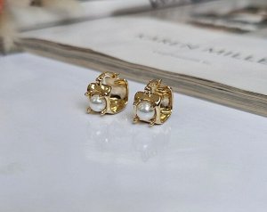 Серьги Вставка: Бусина
Материал изделия: ювелирный сплав
Размер: Размер серёг - 1,5 см., диаметр жемчужинки- 0,5 см.

Красивые серьги из специального гипоаллергенного ювелирного сплава, который покр
