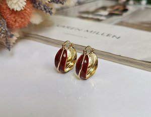 Серьги Вставка: Эмаль
Материал изделия: ювелирный сплав
Размер: Длина серёг - 2,3 см., диаметр - 2 см.

Красивые серьги из специального гипоаллергенного ювелирного сплава, который покрыт золотом или
